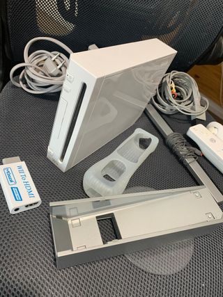 Nintendo Wii Blanca + Mando +Juego y accesorios 