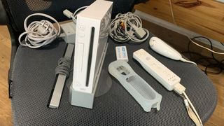 Nintendo Wii Blanca + Mando +Juego y accesorios 