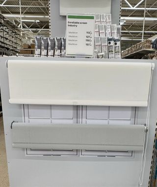 Estores enrollables gris y blanco