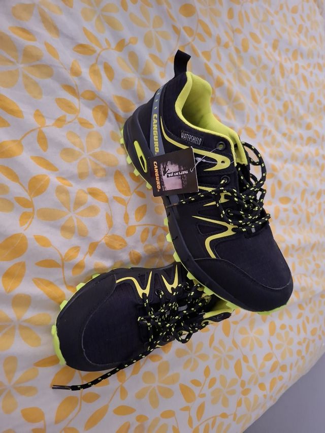 Zapatos Deportivos Negros y Amarillos