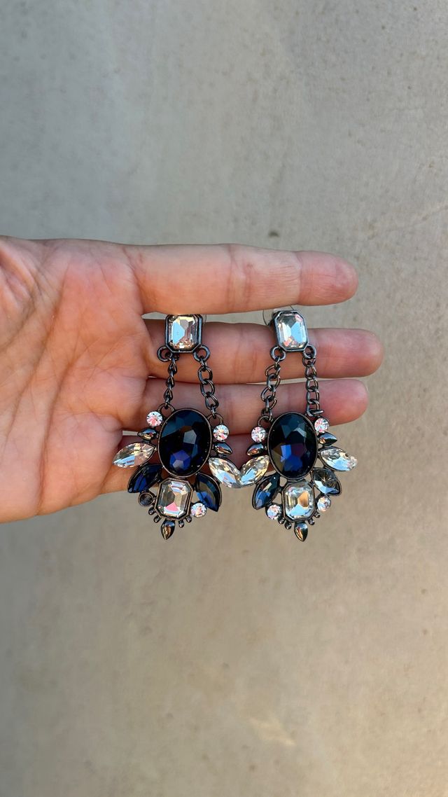 Orecchini pendenti eleganti con pietre blu