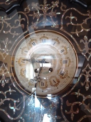 Reloj de Pared Antiguo con Incrustaciones