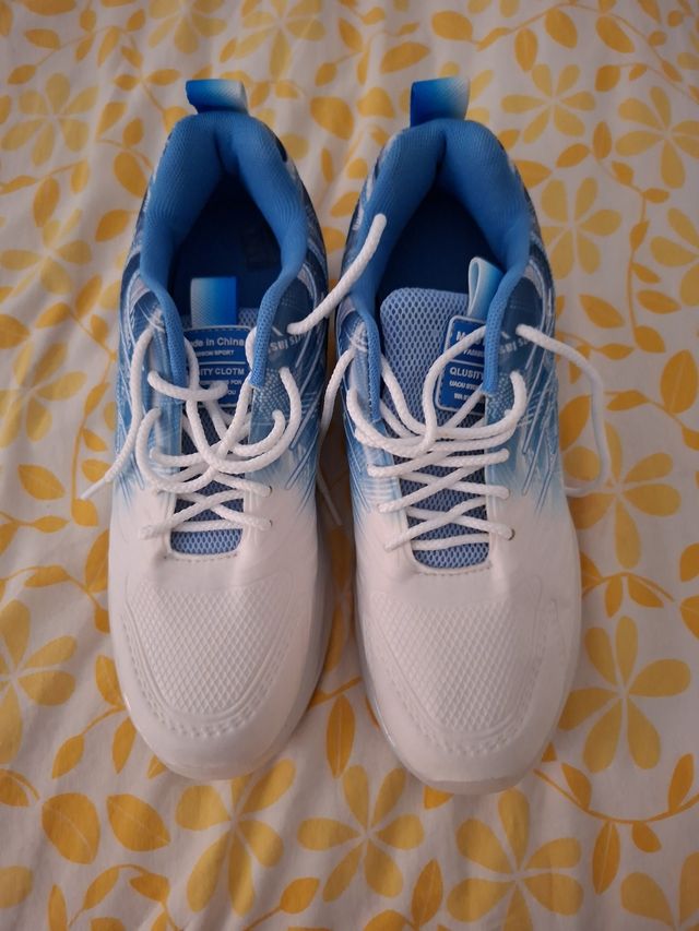 Zapatillas deportivas azules y blancas