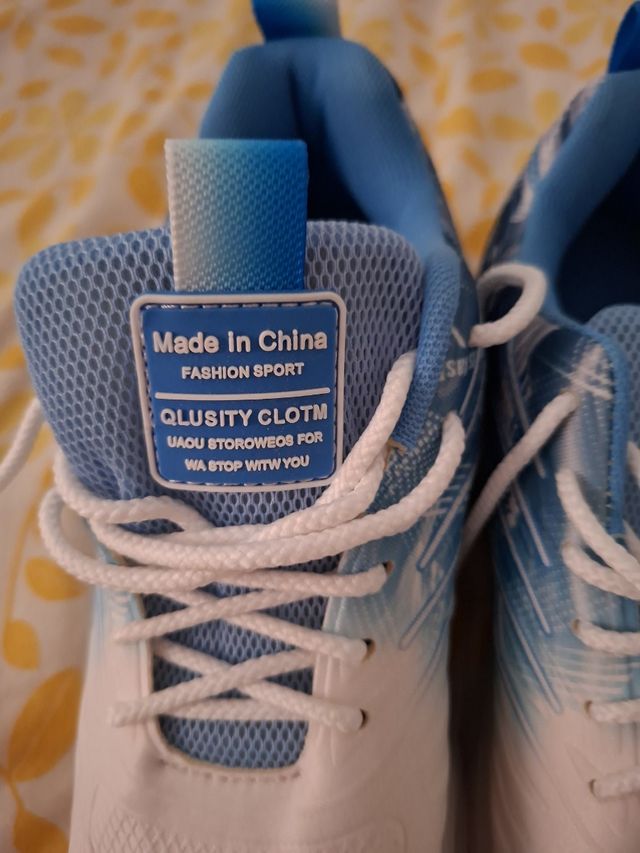 Zapatillas deportivas azules y blancas