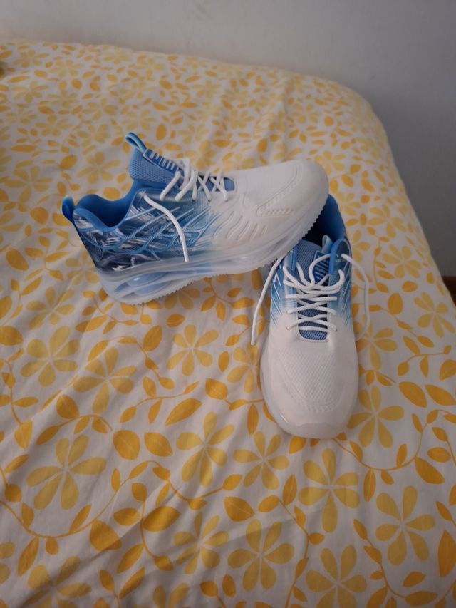 Zapatillas deportivas azules y blancas