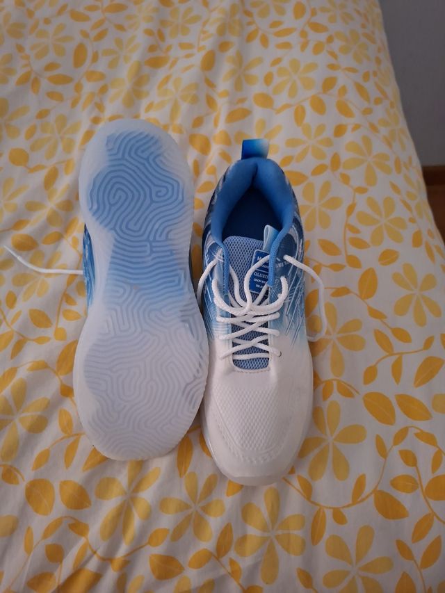 Zapatillas deportivas azules y blancas