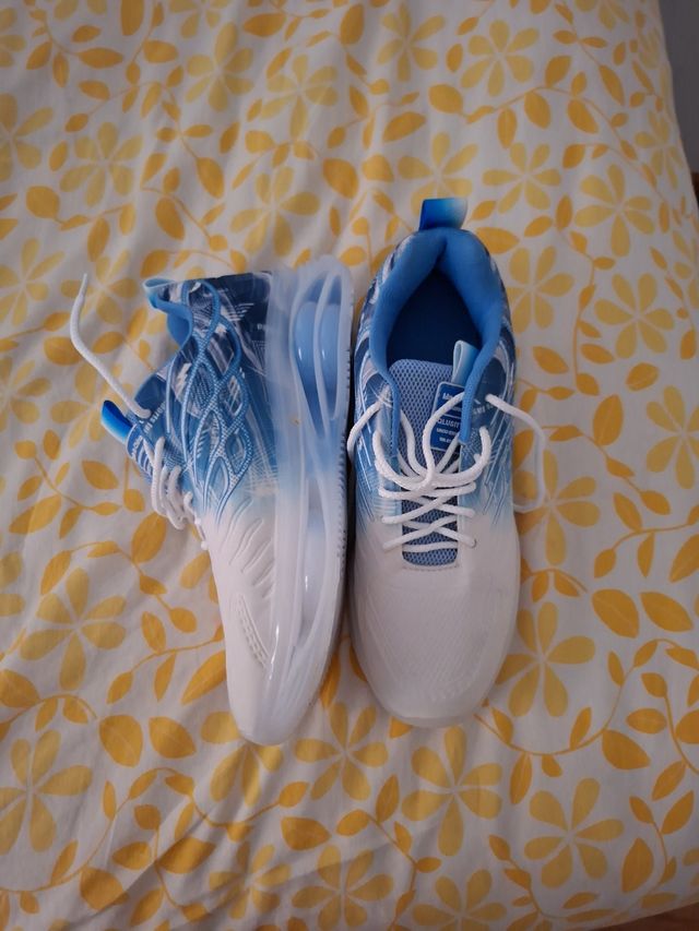 Zapatillas deportivas azules y blancas