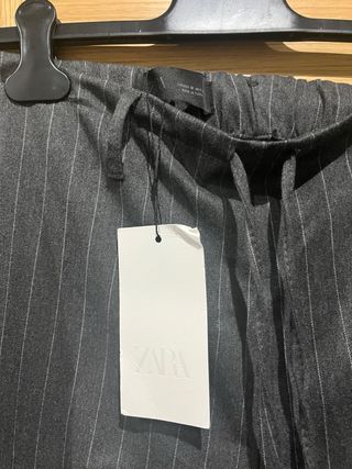 Pantalón de traje Zara gris con rayas