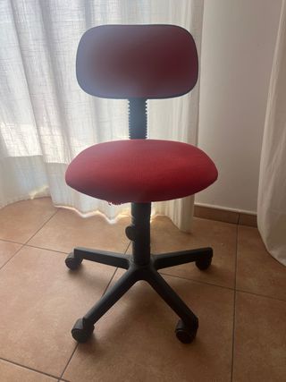Silla infantil roja con ruedas
