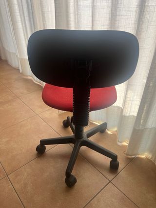 Silla infantil roja con ruedas