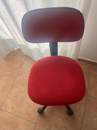 Silla infantil roja con ruedas