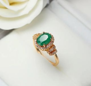 Anillo Oro con Piedra Verde Ovalada