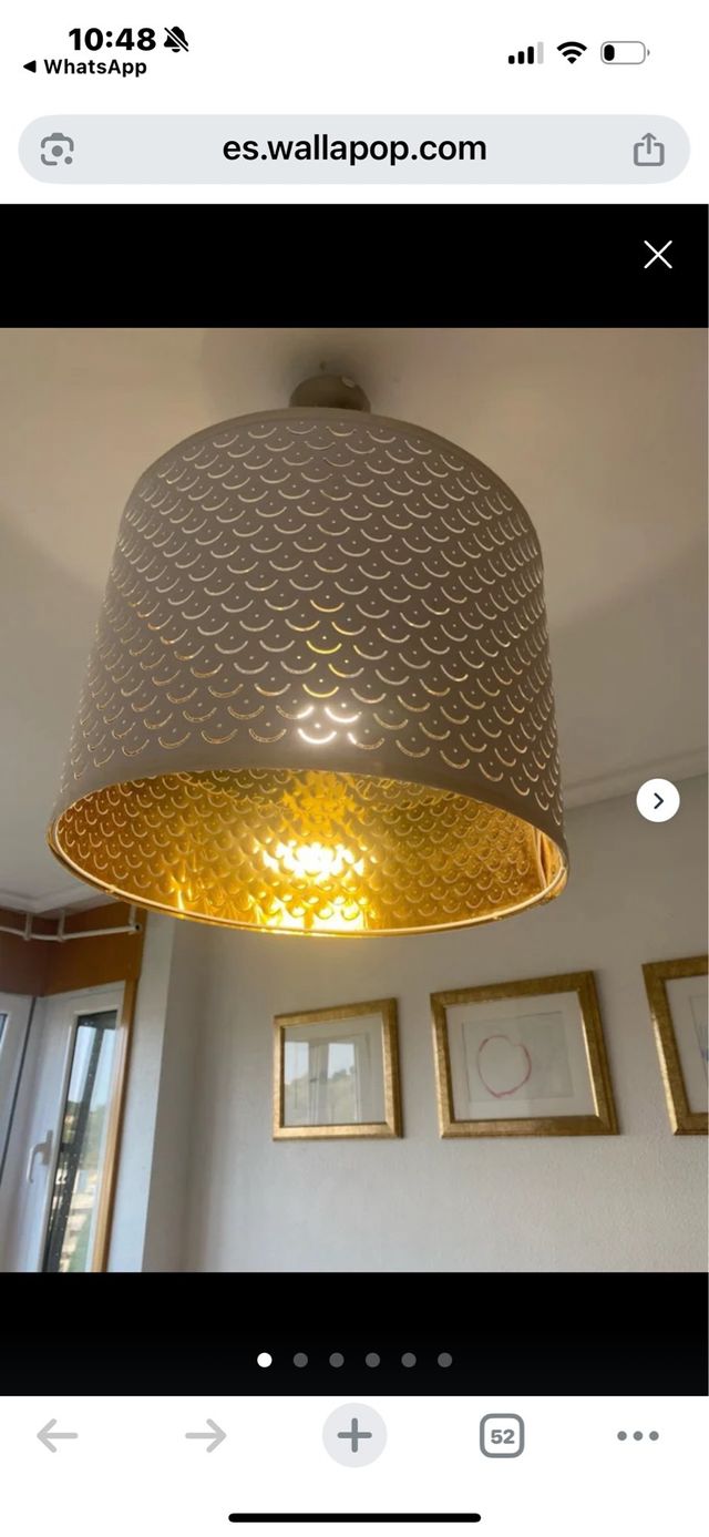 Lámpara de techo blanca y dorada