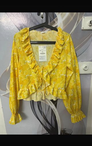 Blusa amarilla floral con volantes