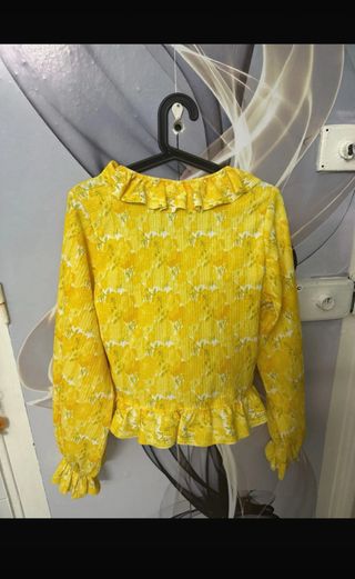 Blusa amarilla floral con volantes