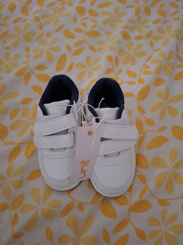 Zapatos blancos para bebé