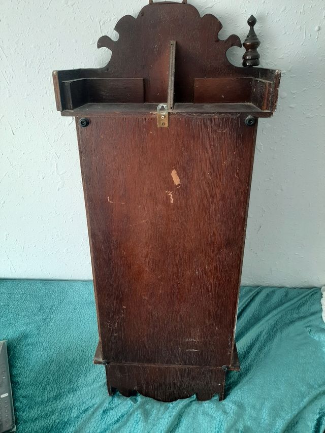 Reloj de pared antiguo de madera