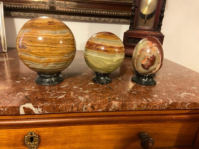 Bolas de mármol con peanas