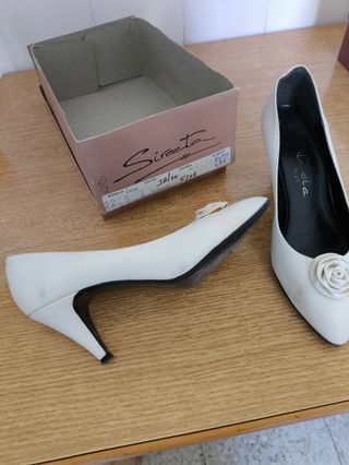 Zapatos de piel blancos con flor