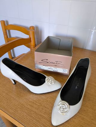 Zapatos de piel blancos con flor