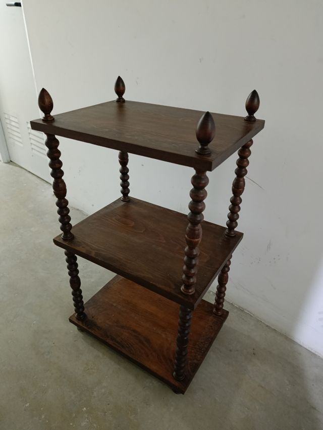 Estantería de madera antigua