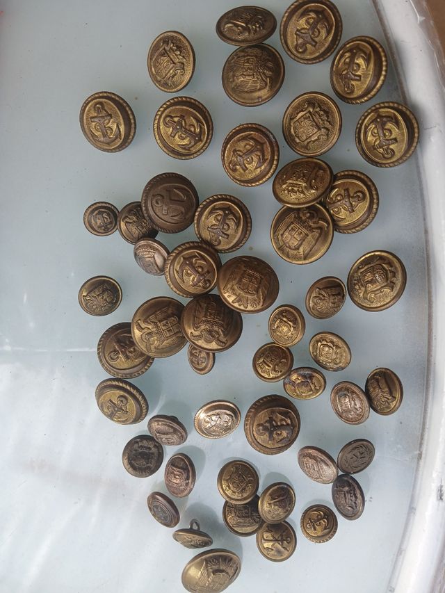 Set di vari bottoni militari