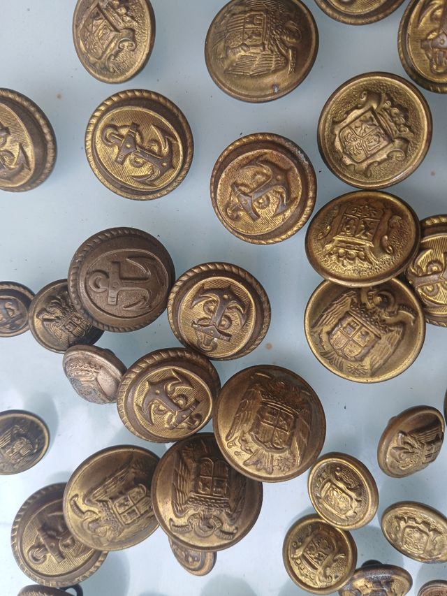 Set di vari bottoni militari