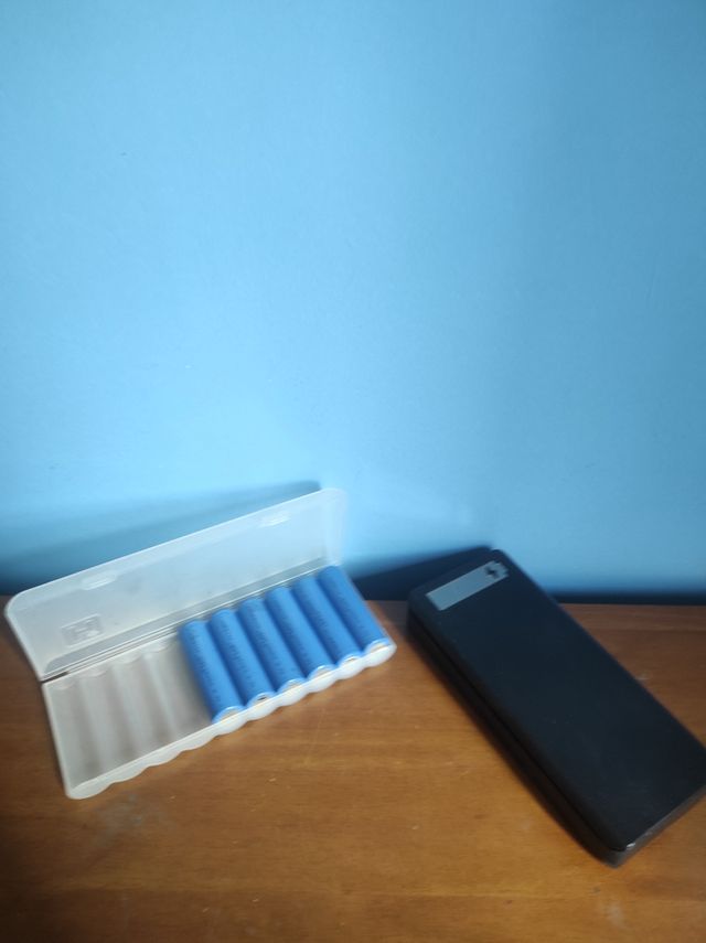 6 Batterie 18650 con Custodia con ricarica batteri