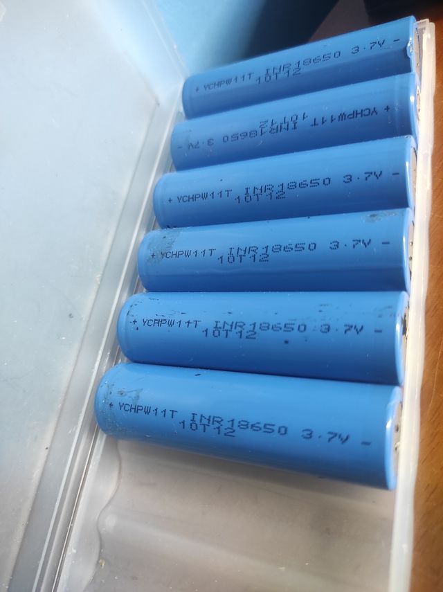 6 Batterie 18650 con Custodia con ricarica batteri