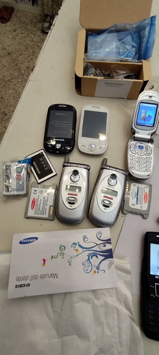 8 cellulari Samsung e panasonic