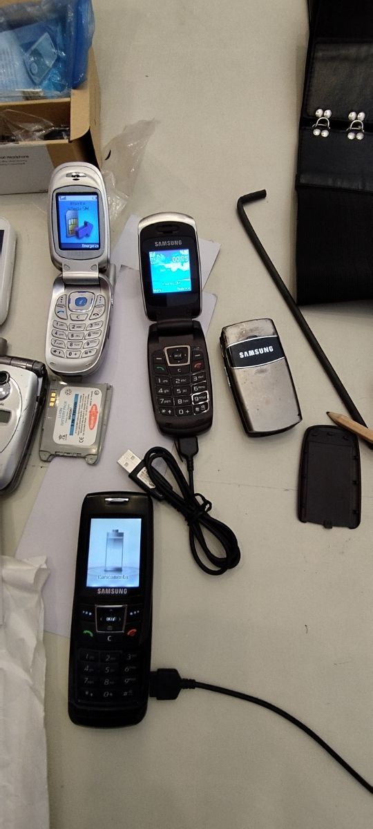 8 cellulari Samsung e panasonic