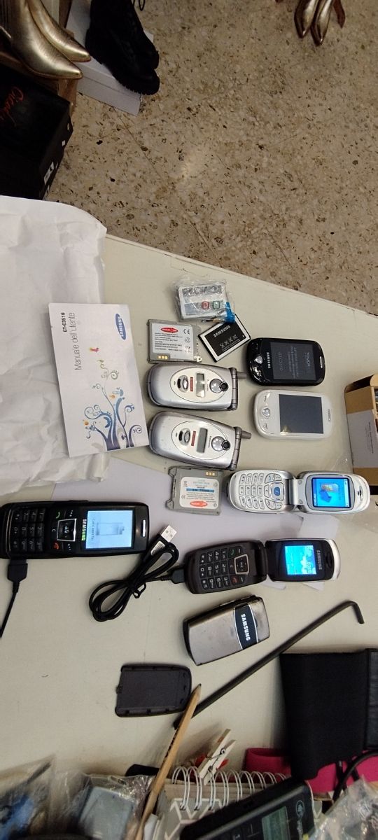 8 cellulari Samsung e panasonic