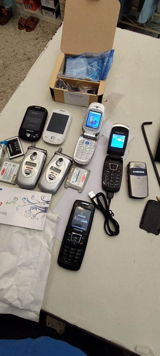 8 cellulari Samsung e panasonic