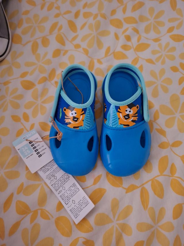 Zapatos infantiles azules con tigres