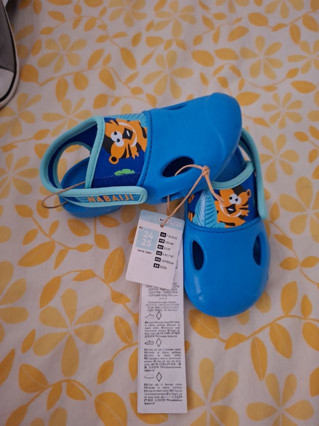 Zapatos infantiles azules con tigres