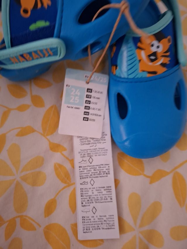 Zapatos infantiles azules con tigres