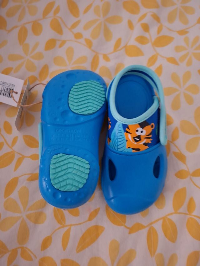 Zapatos infantiles azules con tigres