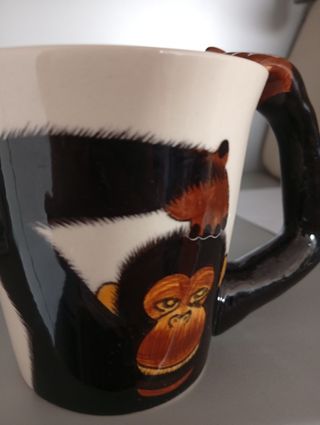 Taza de cerámica con diseño de mono