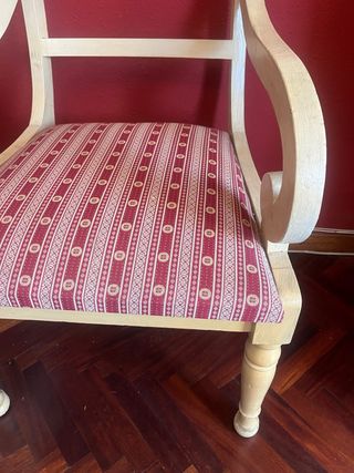 Sillón tapizado beige y rojo