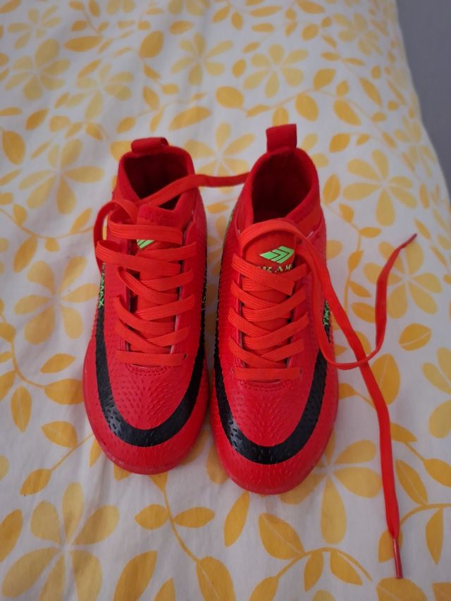 Zapatillas rojas para niño