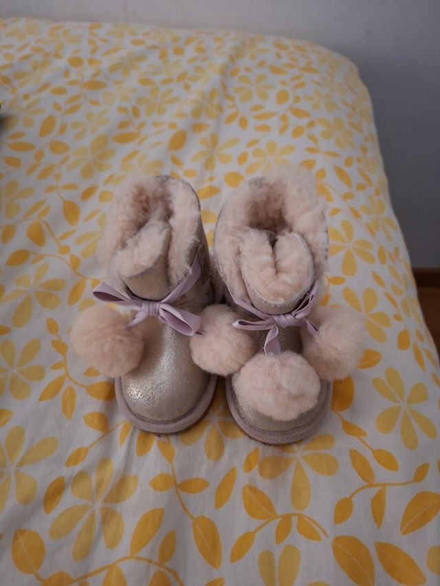Botas de bebé con pompones y lazo Talla22