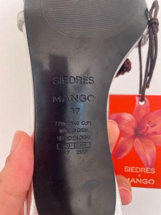 Sandalia tacón MNG flor crochet plateada