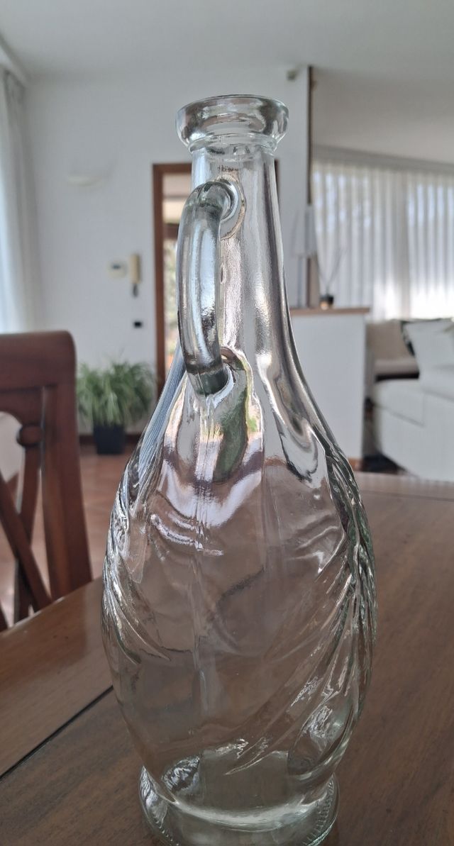 Caraffa in vetro antica con manico