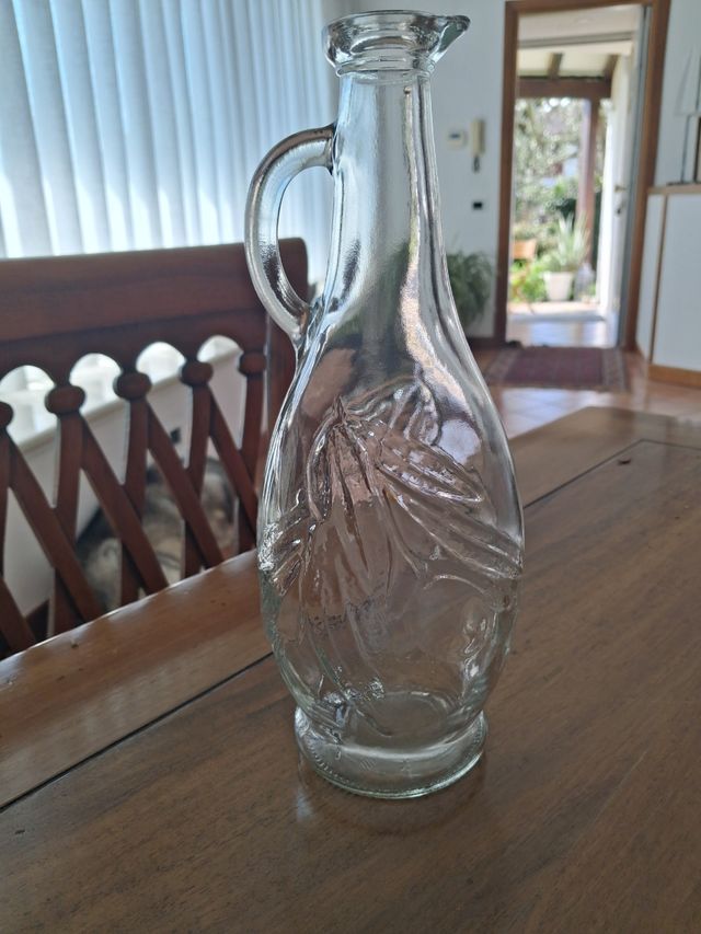 Caraffa in vetro antica con manico