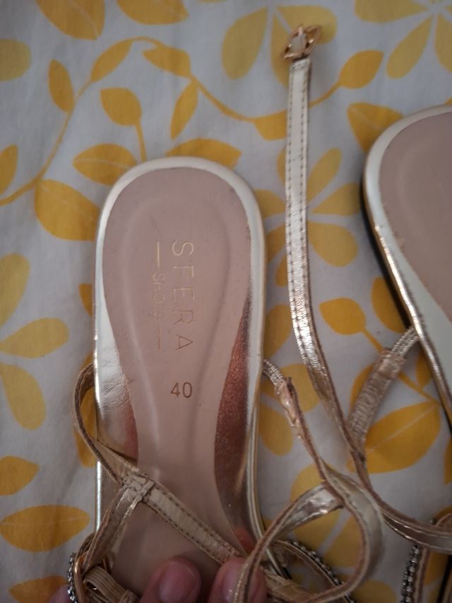 Sandalias doradas y plateadas con pedrería