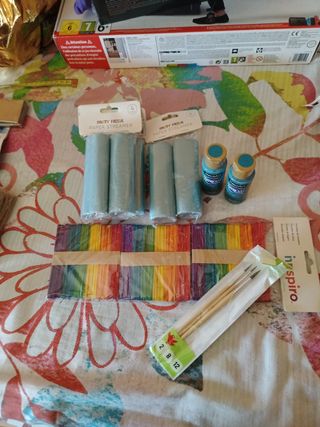 Palitos de madera de colores y serpentinas