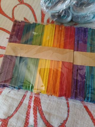 Palitos de madera de colores y serpentinas