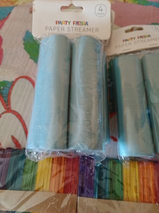 Palitos de madera de colores y serpentinas