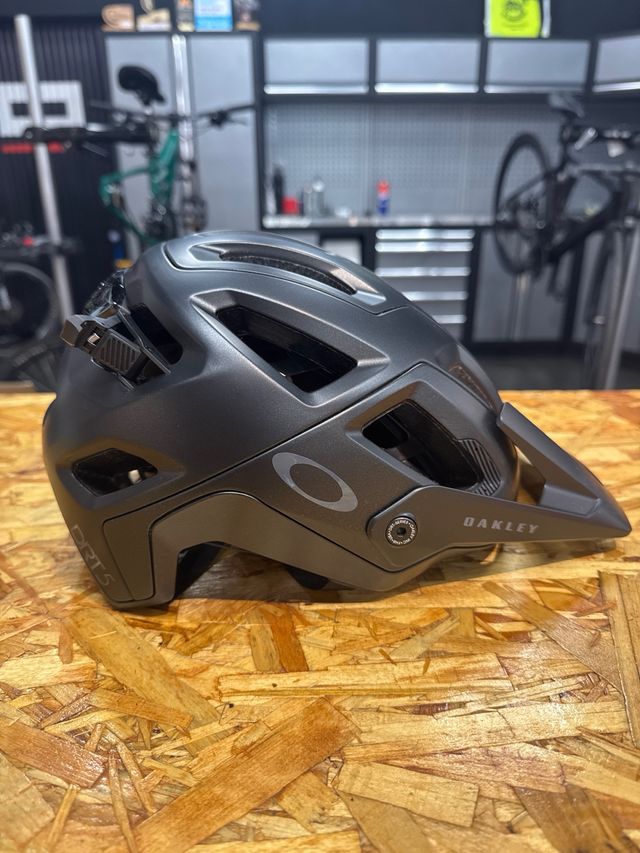 Casco Oakley DRT5