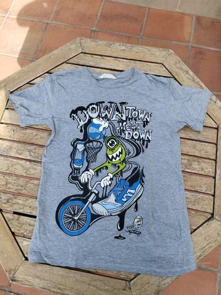 Camiseta gris con estampado de monstruo